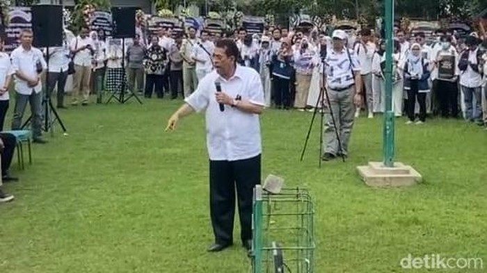 Aksi Bela Prof BUS di halaman FK Unair.