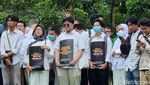 Aksi Bela Prof BUS di Unair Surabaya