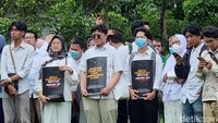 Massa aksi membawa sejumlah poster saat aksi Bela Prof Budi Santoso di Fakulatas Kedokteran Unair Surabaya.