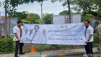 Banner dan karangan bunga dukungan untuk Prof Budi Santoso juga membanjir Fakultas Kedokteran Unair Surabaya.