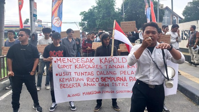 Aksi mahasiswa desak Polda Sumut bentuk timsus usut kematian wartawan sekeluarga di Karo. (Finta Rahyuni/detikSumut)