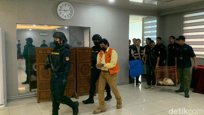 Aktor Bollywood Raama Mehra ditangkan Bea-Cukai Bandara Soekarno-Hatta karena menyelundupkan cenderawasih ke dalam koper.