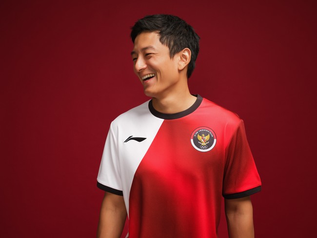 Jersey atlet Indonesia yang berlaga di Olimpiade 2024 resmi diluncurkan. Figur publik, termasuk atlet dan selibriti, ambil bagian dalam kampanye koleksi yang dirancang khusus oleh desainer Didit Hediprasetyo. Salah satunya pebalap Rio Haryanto. (Foto: Dok. DAVY LINGGAR)