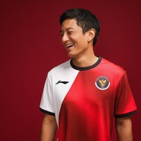 Jersey atlet Indonesia yang berlaga di Olimpiade 2024 resmi diluncurkan. Figur publik, termasuk atlet dan selibriti, ambil bagian dalam kampanye koleksi yang dirancang khusus oleh desainer Didit Hediprasetyo. Salah satunya pebalap Rio Haryanto. (Foto: Dok. DAVY LINGGAR)