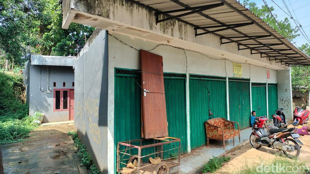 Penampakan ruko yang terdampak banjir abadi di Kampung Bulak Barat, Cipayung, Depok