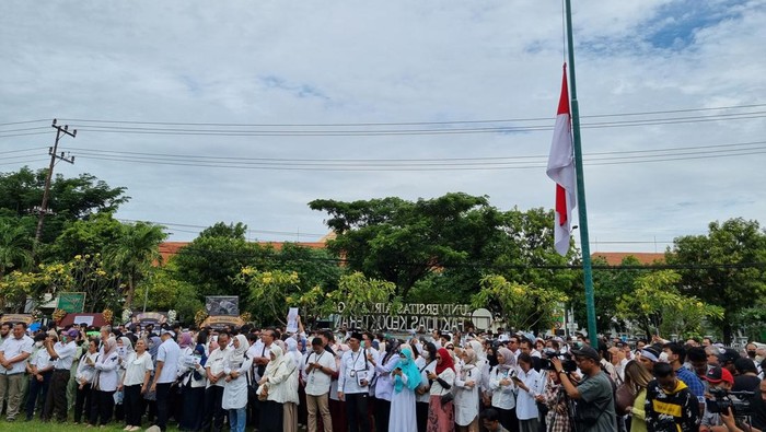 Bendera Setengah Tiang Dikibarkan Saat Aksi Bela Prof Bus Usai Dicopot Unair Gegara Tolak Dokter Asing