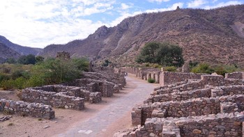 10: Bhangarh: Terletak di India utara, ada sebuah desa terbengkalai bernama Bhangarh. Bhangarh didirikan tahun 1573 oleh penguasa bernama Bhagwant Das, menjadikannya tempat tinggal putranya. Desa ini bertahan beberapa dekade sebelum ditinggalkan tahun 1783. Reruntuhan ini diyakini berhantu. Warga mengatakan orang tak dapat masuk setelah Matahari terbenam karena ada roh jahat. Kutukan itu punya dua asal usul. Beberapa orang percaya pria bernama Baba Balnath mengutuknya karena dibangun terlalu tinggi dan bayangannya menyusup ke properti Balnath. Sumber lain mengklaim seorang penyihir bernama Singhiya mengutuknya.Foto: Wikipedia