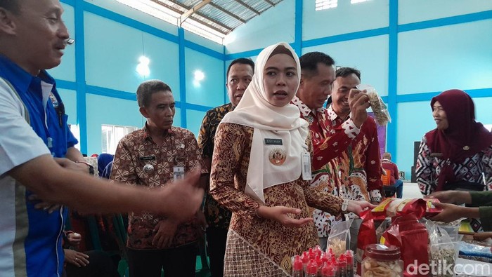 Bupati Demak Eistianah mengunjungi salah satu stand UMKM dalam forum triwulanan UMKM di Kecamatan Dempet, Kamis (4/7/2024).