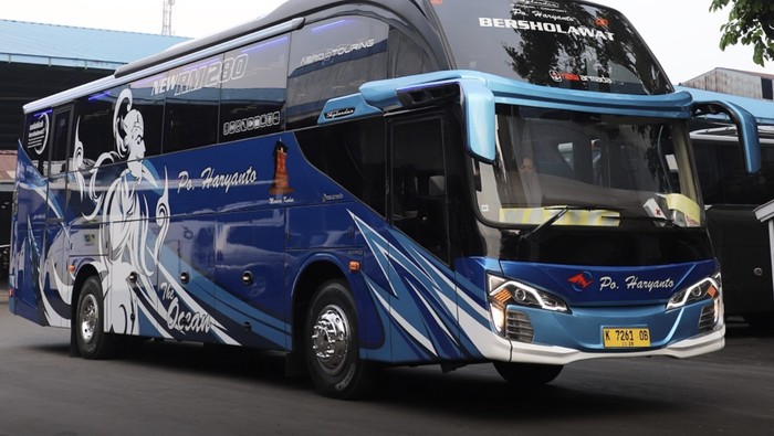Bus baru PO Haryanto pakai bodi New Armada dan sasis Hino