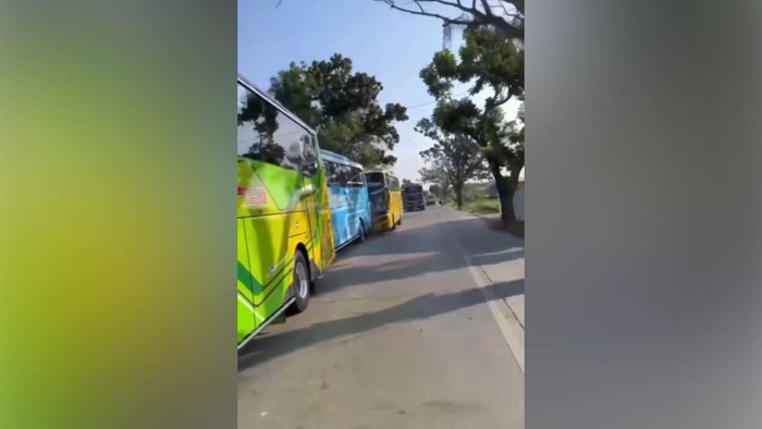 Bus rombongan study tour SMAN 1 Jepara mengalami tabrakan beruntun di Jalan Raya Demak-Mijen saat hendak menuju Bali.