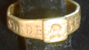 8: Cincin Silvianus: Kemungkinan besar Cincin Silvianus menginspirasi J.R.R Tolkien dalam karyanya. Cincin emas ini berasal dari abad 4. Ia ditemukan di sebuah peternakan Inggris tahun 1785. Beberapa saat kemudian, arkeolog bernama Mortimer Wheeler yang bekerja di sebuah kuil menemukan tablet kutukan. Bunyinya “Silvianus kehilangan sebuah cincin…Senicianus tak mengizinkan kesehatan yang baik sampai cincin itu dikembalikan ke kuil Nodens.” Prasasti ini dikaitkan dengan cincin yang ditemukan itu dan Wheeler konsultasi dengan Tolkien untuk mengidentifikasi kuil Nodens. Selanjutnya, lahirlah karya Tolkien yang terkenal. Foto: Wikipedia