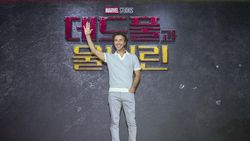 Saat Deadpool Coba Hanbok di Korea Selatan