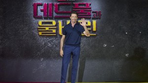 Hugh Jackman tampil serba biru di kesempatan tersebut. Dok. Marvel