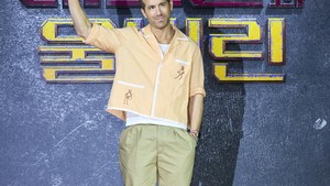 Ryan Reynolds tampil kasual dengan kemeja dan celana berwarna pastel. Dok. Marvel