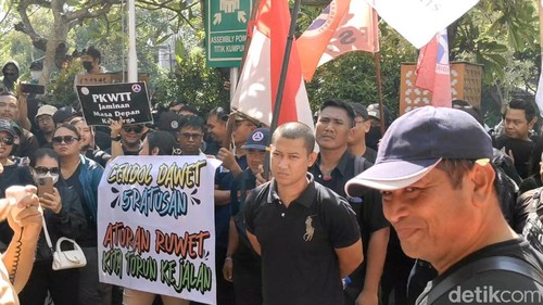 Pekerja PT Angkasa Pura Supports cabang Denpasar unjuk rasa di depan kantor di Kelurahan Tuban, Kuta, Badung, Kamis (4/7/2024).