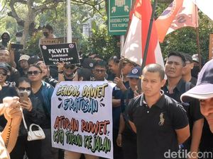 Terancam Jadi Karyawan Kontrak, Ratusan Pekerja Bandara Ngurah Rai Demo