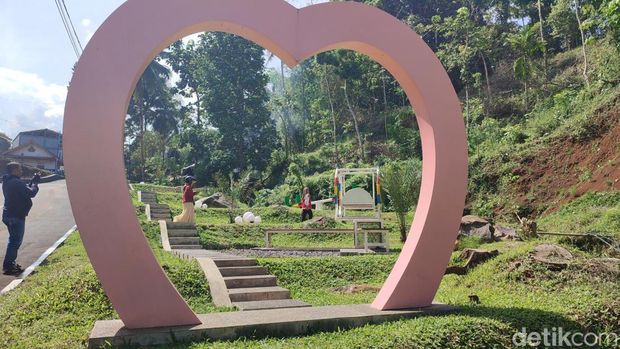 Desa estetik di Kabupaten Ciamis dengan terowongan besi.