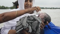 Dalam waktu 10 menit, bayi tersebut muncul diiringi sorak-sorai perayaan yang meredam suara bising perahu motor yang berlayar di atas sungai. Bidan mengangkat bayi yang baru lahir dan membisikkan doa ke telinganya.