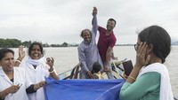 Jahanara Khatoon (25) dan suaminya Kamaluddin mencari nafkah sebagai petani di pulau sungai Phuliamari Char di Sungai Brahmaputra di negara bagian Assam. Namun hujan lebat dan banjir memaksa mereka berlindung di pulau sungai terdekat. Kamaluddin tampak semringah saat tahu bayinya telah lahir.