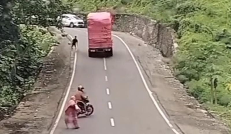 Detik-detik truk gagal nanjak di Sulsel.