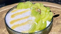 Dari kategori dessert ada Muscat Grape Bingsoo. Es serut khas Korea ini disajikan bersama anggur Muscat yang terkenal premium dengan siraman sirup dari fermentasi buah. Foto: Andi Annisa DR/detikfood