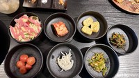 Makanan Korea identik dengan banchan. Chef Doeun menyajikan 7-8 banchan di restorannya. Semuanya dibuat dengan bahan dan proses alami, seperti fermentasi hingga 6 bulan. Foto: Andi Annisa DR/detikfood