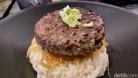 Salah satu menu fusion di sini, Teokgalbi Deopbab yaitu nasi yang disajikan bersama patty wagyu A5 dan bawang bombai yang sudah terkaramelisasi. Cita rasanya manis, gurih, dan meaty. Foto: Andi Annisa DR/detikfood