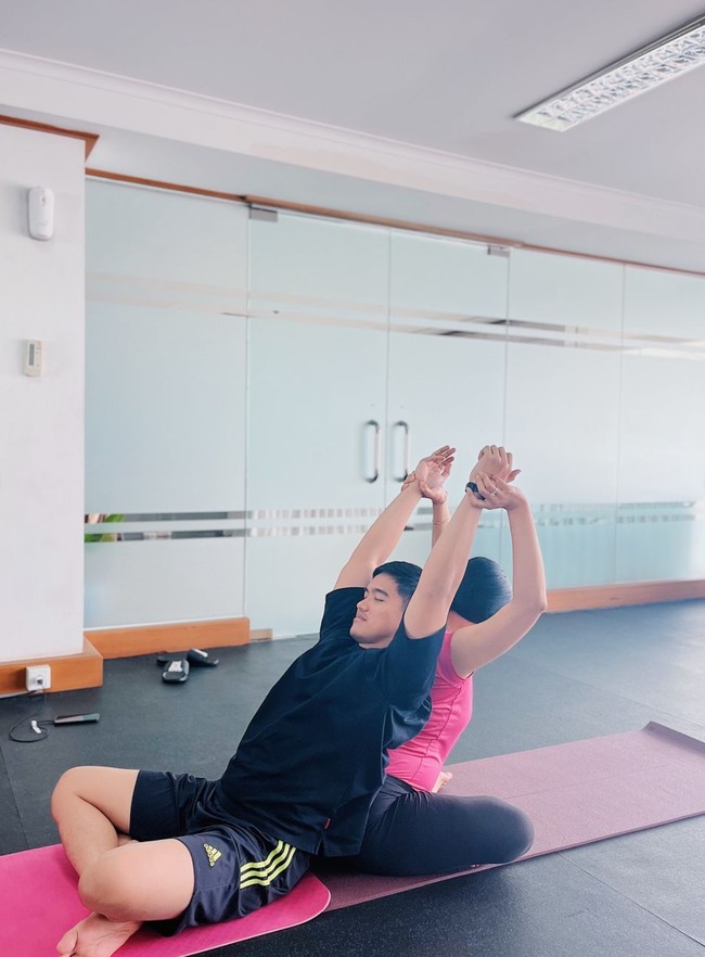 Pasangan bumil dan pakmil itu tampak serius mengikuti arahan dan melakukan berbagai pose couple prenatal yoga bersama. Foto: Instagram/@jamilatus.sadiyah