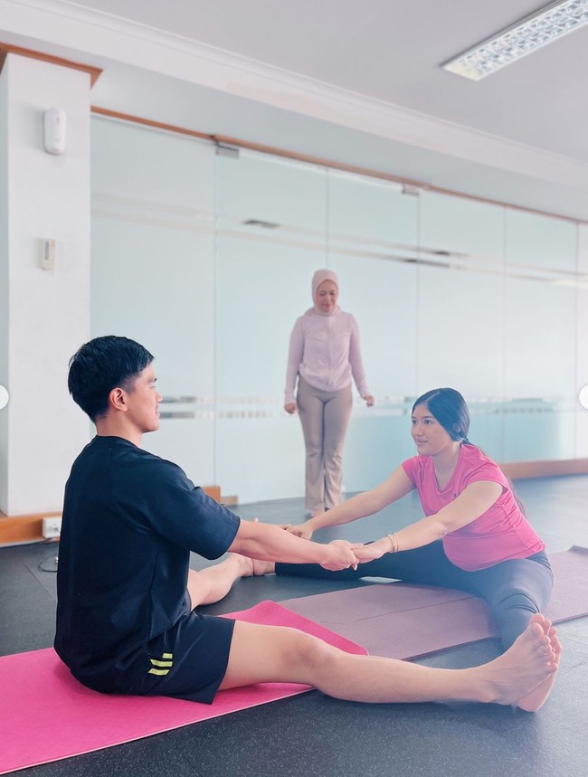 Sudah memasuki trimester ketiga, baby bump di perut Erina pun semakin jelas terlihat. Tampaknya perut buncitnya itu juga sudah mulai membuat Erina kesulitan untuk membungkuk. Foto: Instagram/@jamilatus.sadiyah