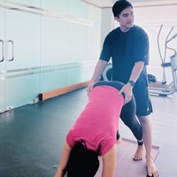 Sebagai suami siaga, Kaesang pun terlihat terus mendampingi sang istri. Ia tampak serius mendengarkan arahan dari instrukturnya. Foto: Instagram/@jamilatus.sadiyah