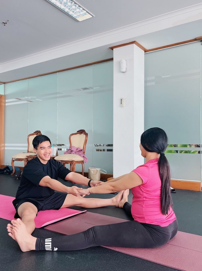 Kebahagiaan juga terpancar di wajah pasangan yang sebentar lagi akan menjadi orangtua baru tersebut. Tampaknya mereka sudah tak sabar menantikan kehadiran anak pertamanya. Foto: Instagram/@jamilatus.sadiyah