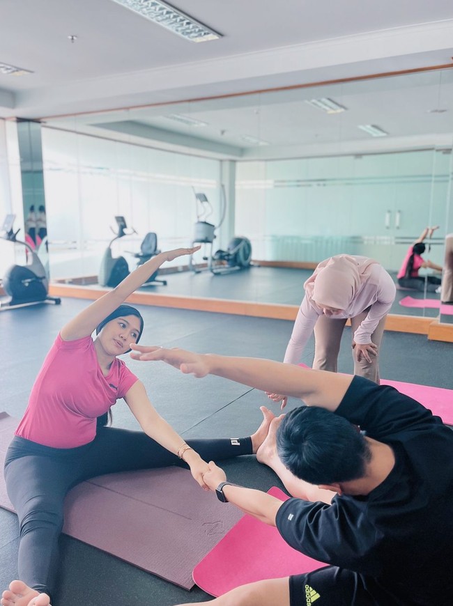 Meski tengah hamil besar namun Erina masih tetap terlihat menawan. Di sesi prenatal yoga tersebut ia dan suami tampil simpel mengenakan kaos dan celana. Erina memilih legging olahraga panjang, sementara Kaesang mengenakan celana pendek. Foto: Instagram/@jamilatus.sadiyah
