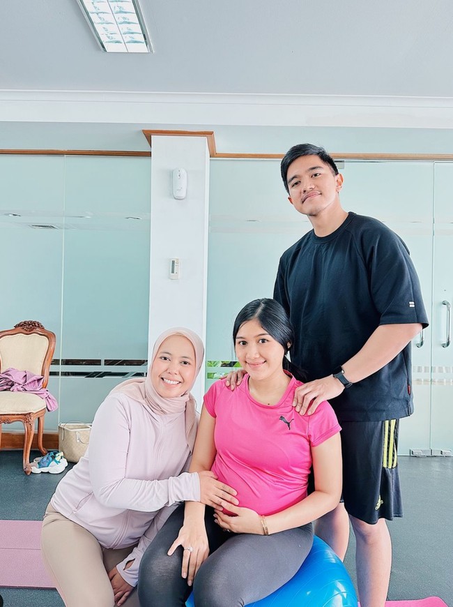 Erina Gudono dan Kaesang Pangarep terlihaat menjalani sesi couple prenatal yoga bersama bidan favorit para artis, Jamilatus Sadiyah. Diketahui saat ini usia kehamilan Erina sendiri sudah memasuki trimester ketiga. Foto: Instagram/@jamilatus.sadiyah