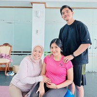 Erina Gudono dan Kaesang Pangarep terlihaat menjalani sesi couple prenatal yoga bersama bidan favorit para artis, Jamilatus Sadiyah. Diketahui saat ini usia kehamilan Erina sendiri sudah memasuki trimester ketiga. Foto: Instagram/@jamilatus.sadiyah