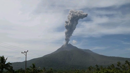 Erupsi Gunung Lewotobi Laki-laki di Flores Timur, NTT, Kamis (4/7/2024).