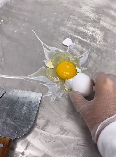 Es Krim Telur Mentah Viral, Berhasil Bikin Orang Mual!