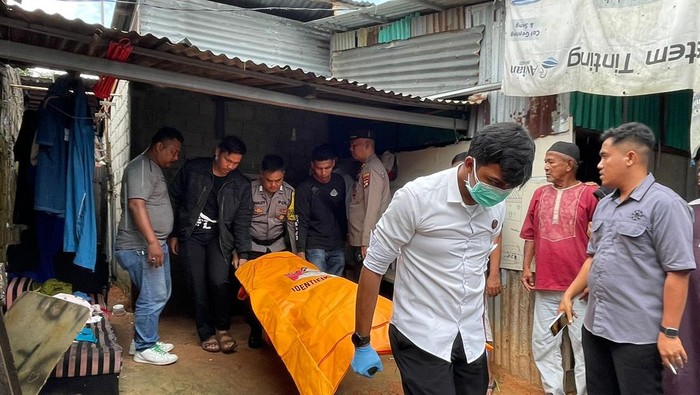 Evakuasi korban bunuh diri di Kabupaten Karimun.
