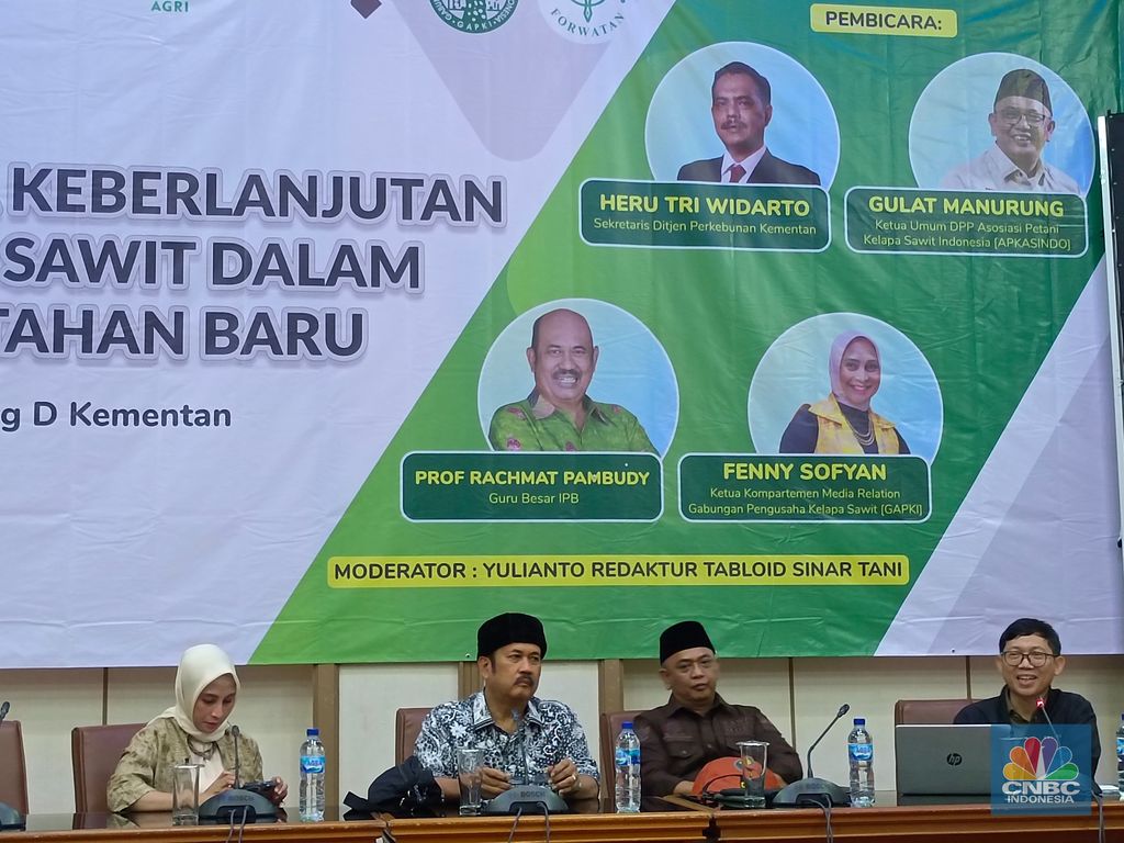 (kiri ke kanan) Ketua Kompartemen Media Relation Gapki, Fenny Sofyan; Guru Besar Institut Pertanian Bogor (IPB), Rchmat Pambudy; Ketua Umum DPP Asosiasi Petani Kelapa Sawit Indonesia (Apkasindo), Gulat Manurung. Jakarta, Kamis (4/7/2024). (CNBC Indonesia/Martyasari Rizky)