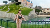 Ayu juga membagiakn fotonya saat di Disneyland Paris (Ayu Tingting/Instagram)