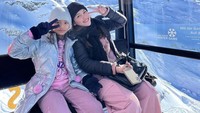 Pose gemasnya di kereta gantung saat liburan ke Swiss(Ayu Tingting/Instagram)