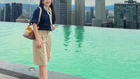 Liburannya Ayu Tingting saat di Malaysia. Terlihat Menara Kembar yang ikonik Malaysia yang jadi latar fotnoya Ayu. (Ayu Tingting/Instagram)