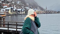 KEliling Eropa, Ayu juga dantag ke desa tercatik di dunia, Hallstatt, Austria. Tempat ini sering disebut sebagai inspirasi latar animasi Frozen.  (Ayu Tingting/Instagram)