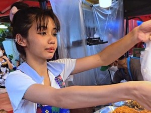 Viral Lisa Blackpink Jualan Ayam Goreng di Thailand.... Serius Nih?