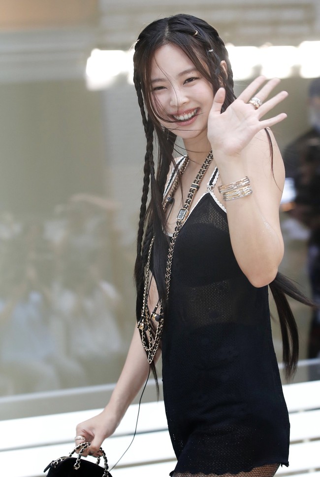 Pada Rabu (3/7/2024), Jennie BLACKPINK menjadi salah satu tamu istimewa yang hadir di acara pop-up Chanel Coco Crush di Seongsu-dong, Seoul. Acara tersebut dihadiri sejumlah nama besar termasuk Park Seo Joon, Sooyoung SNSD, Jeon Yeo Bin, Gong Myung, Lee Jae Wook, Kim So Hyun, hingga Younghoon THE BOYZ. Foto: Instagram