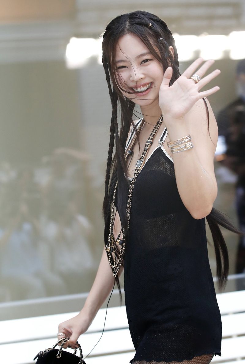 Gaya Jennie BLACKPINK di Pop-up Chanel Coco Crush