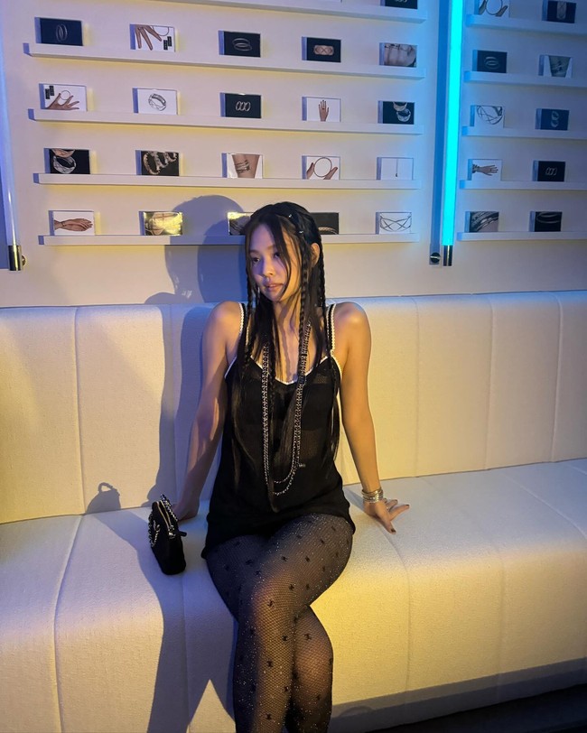 Identik sebagai global ambassador Chanel, gaya Jennie BLACKPINK selalu dinantikan. Dia memakai mini dress hitam Chanel Fall/Winter 2024 Pre-Collection. Penampilannya dilengkapi dengan stoking serasi berlogo Chanel seharga Rp 12,2 juta. Foto: Instagram