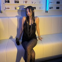 Identik sebagai global ambassador Chanel, gaya Jennie BLACKPINK selalu dinantikan. Dia memakai mini dress hitam Chanel Fall/Winter 2024 Pre-Collection. Penampilannya dilengkapi dengan stoking serasi berlogo Chanel seharga Rp 12,2 juta. Foto: Instagram