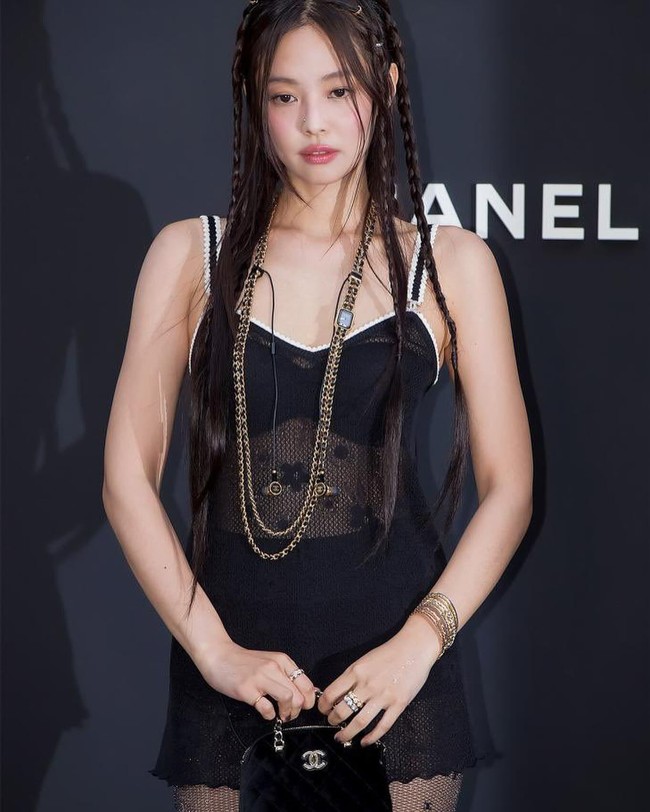 Selain jadi penunjuk waktu, jam tangan Chanel Première Sound membuat penampilan Jennie semakin stylish sebagai aksesori kalung. Item tersebut juga berfungsi sebagai earphone dan bernilai mencapai $7,500 atau setara Rp 122,6 juta. Foto: Instagram