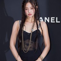 Selain jadi penunjuk waktu, jam tangan Chanel Première Sound membuat penampilan Jennie semakin stylish sebagai aksesori kalung. Item tersebut juga berfungsi sebagai earphone dan bernilai mencapai $7,500 atau setara Rp 122,6 juta. Foto: Instagram