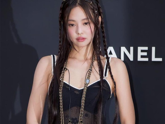 Gaya Jennie BLACKPINK di Pop-up Chanel Coco Crush